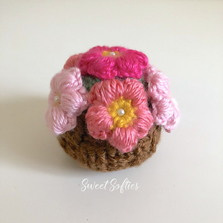 http://www.sweetsofties.com/2018/01/loving-you-flower-pot-free-crochet.html